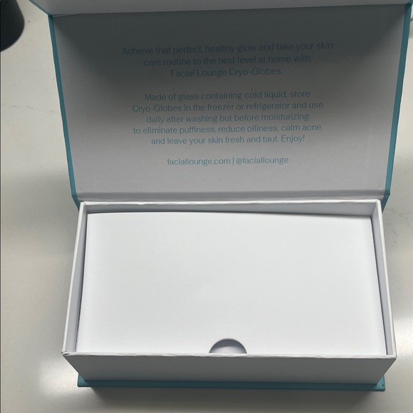 Facial Lounge Cryo-Globes in Light Blue Box - Picture 3 of 3